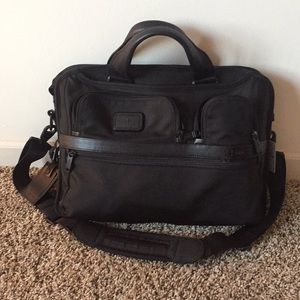 Tumi Alpha2 Tpass Med Screen Laptop Slim Brief